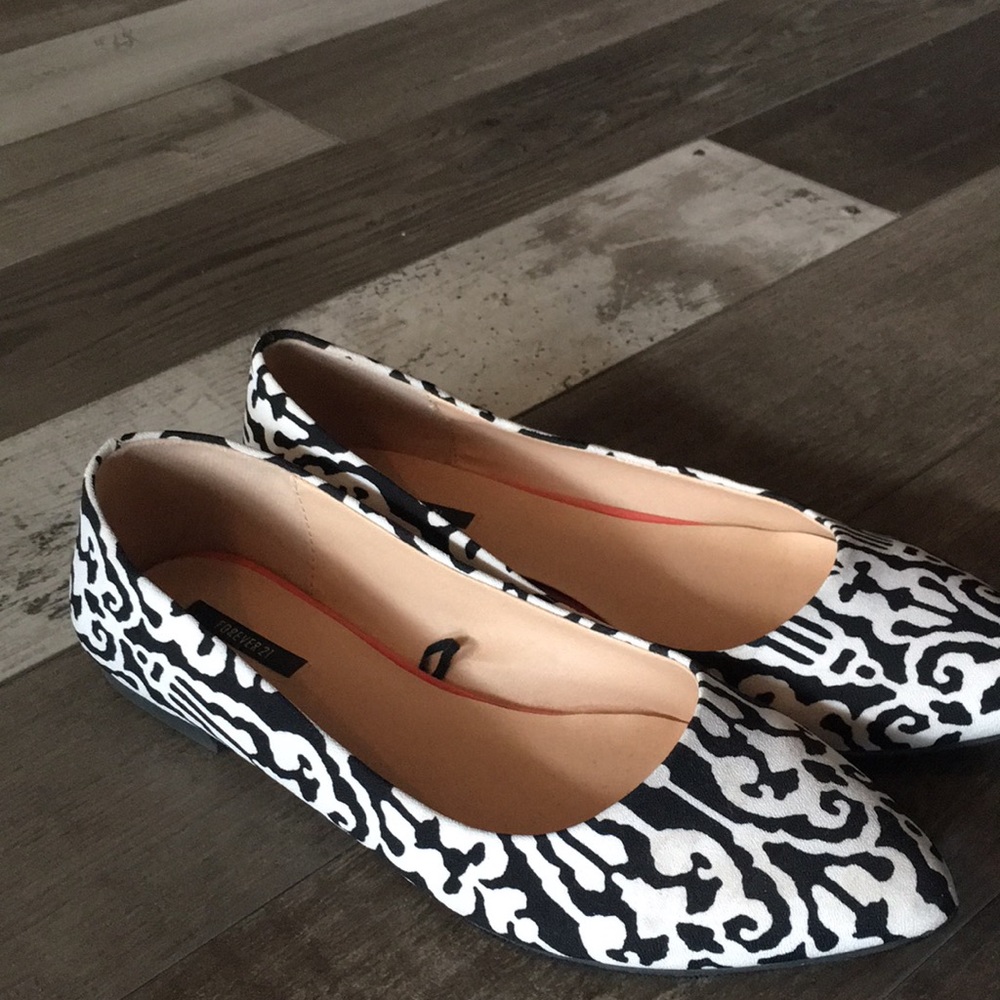 Black & White Flats